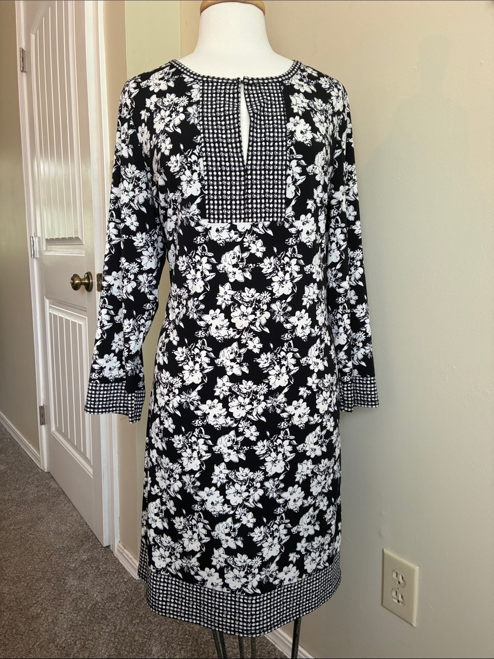Max Studio Black and White Floral Long-Sleeve Shift Dress